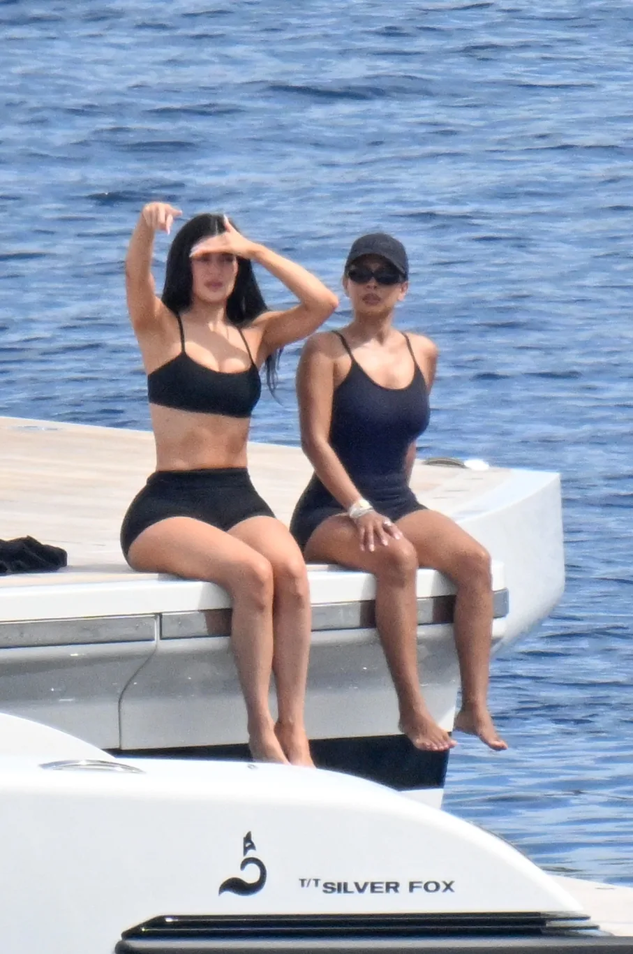 Kylie Jenner Lüks Yatında Pilates yaptı!
