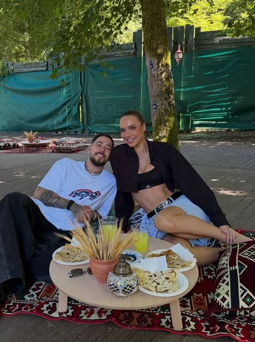 Mahmut Orhan ve Daria Iakubchik'in Yer Sofrası Paylaşımı!