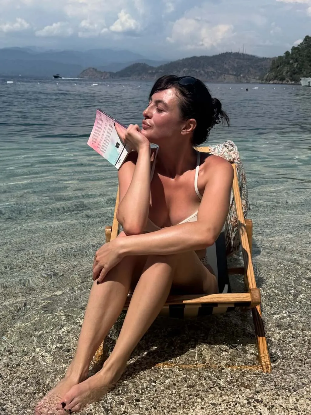 Melis Sezen Tatilde Kitap Okudu!