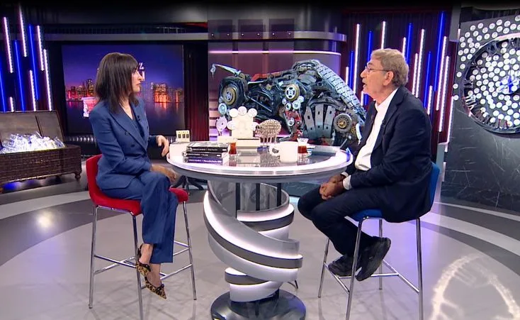 Orhan Pamuk Kendini Affetti!