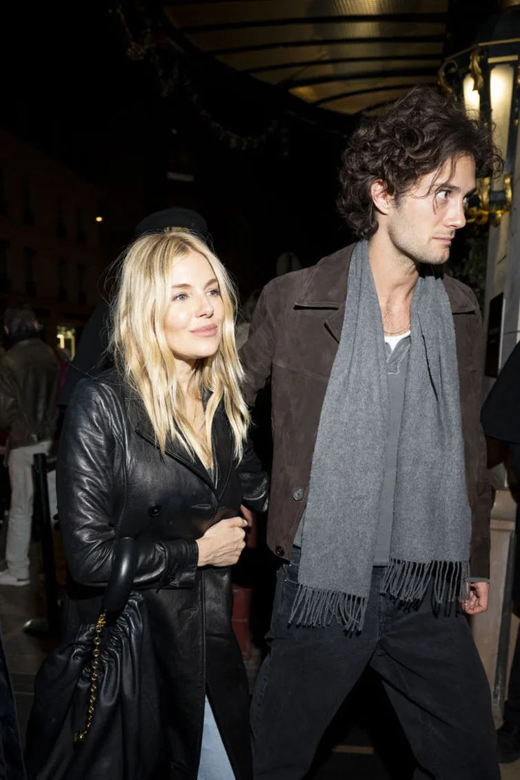 Sienna Miller ve Oli Green Nişanlandı!