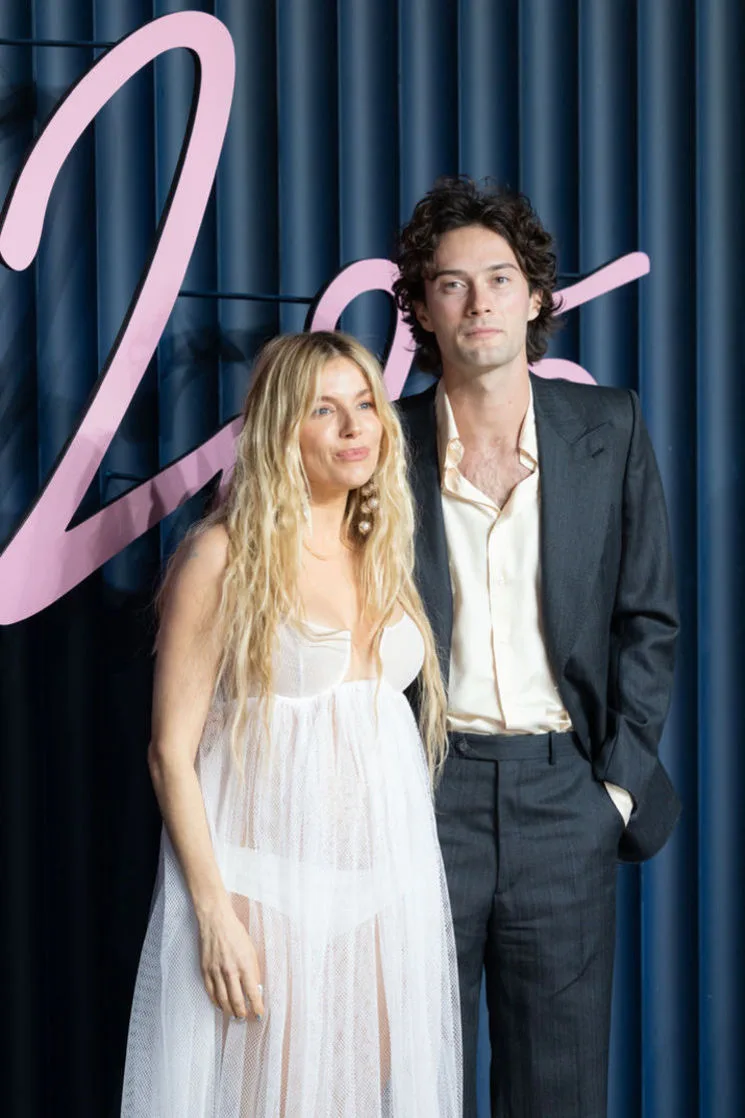 Sienna Miller ve Oli Green Nişanlandı!