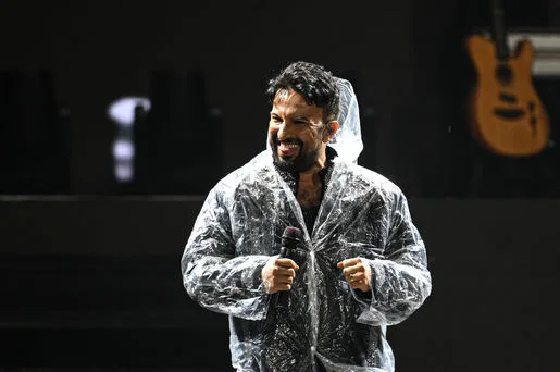 Tarkan Yağmur Altında Konser Verdi!