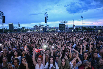 Tarkan Yağmur Altında Konser Verdi!