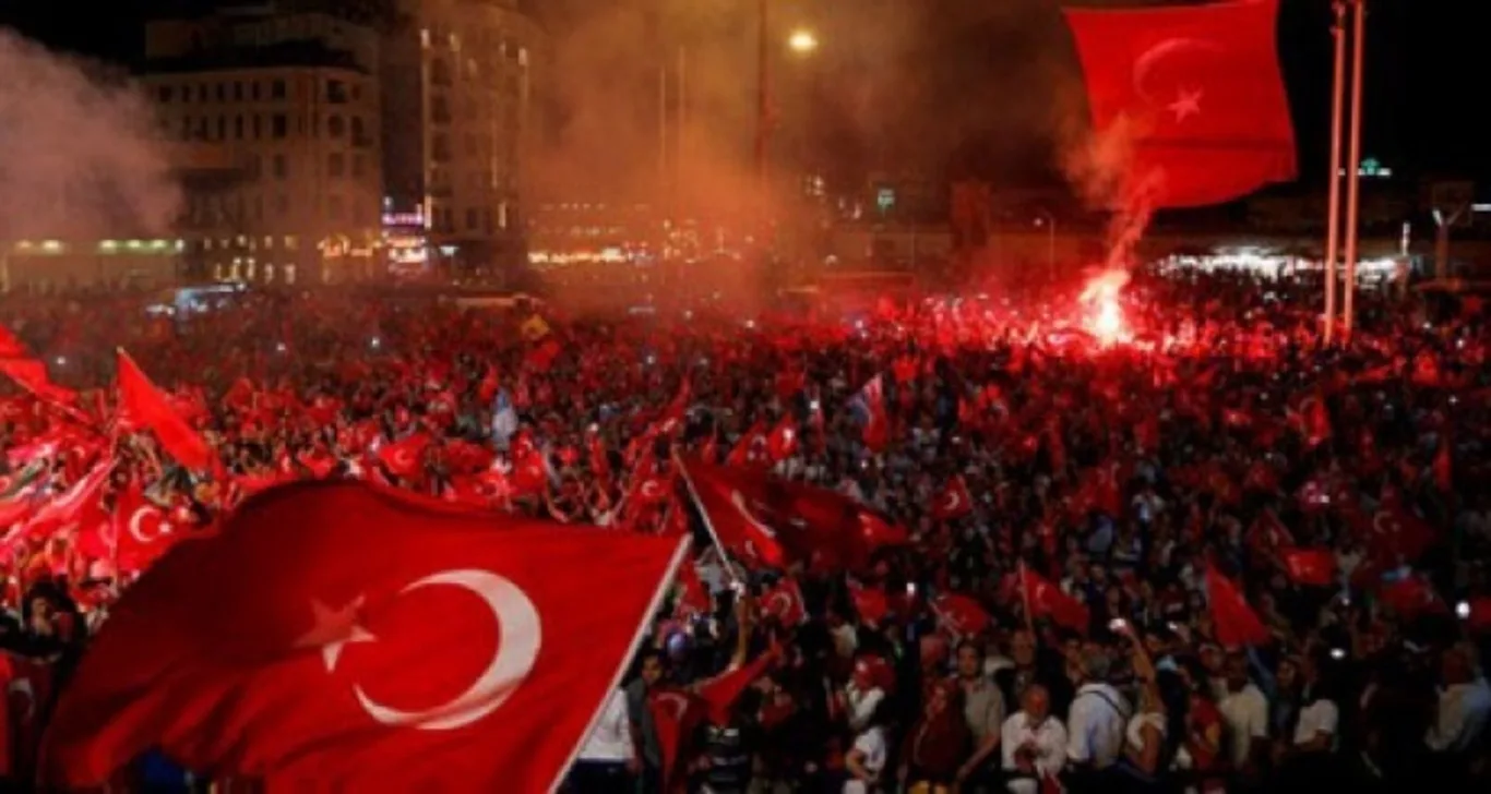 15 Temmuz'da anlamlı Mesajlar Paylaşılıyor!
