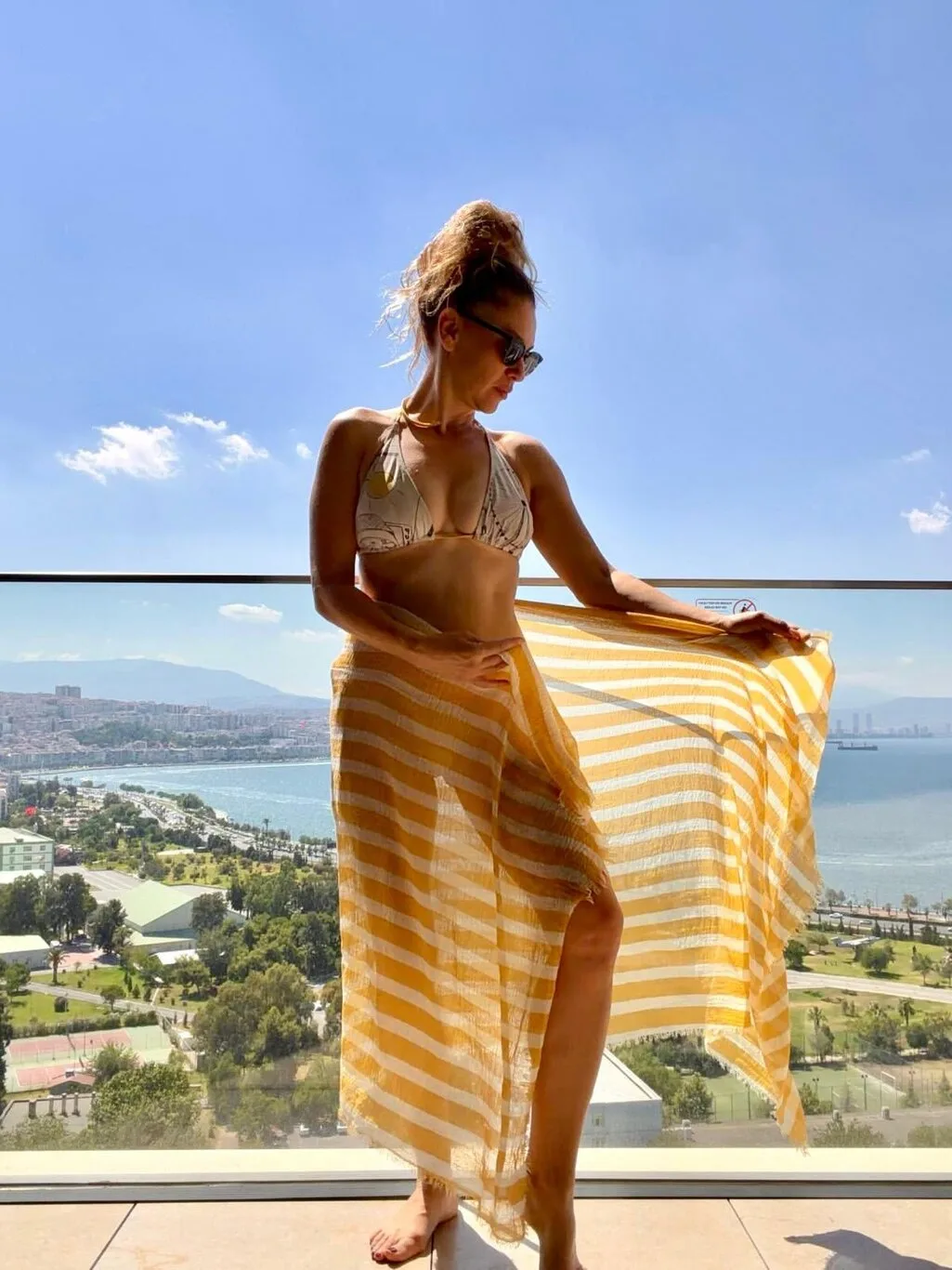 Evrim Alasya Bikinili Poz Verdi!