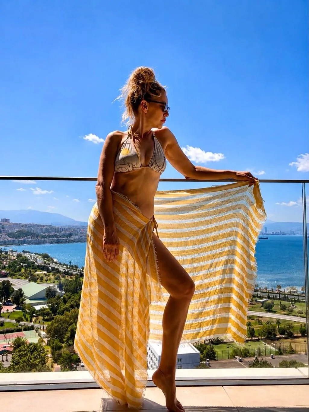 Evrim Alasya Bikinili Poz Verdi!