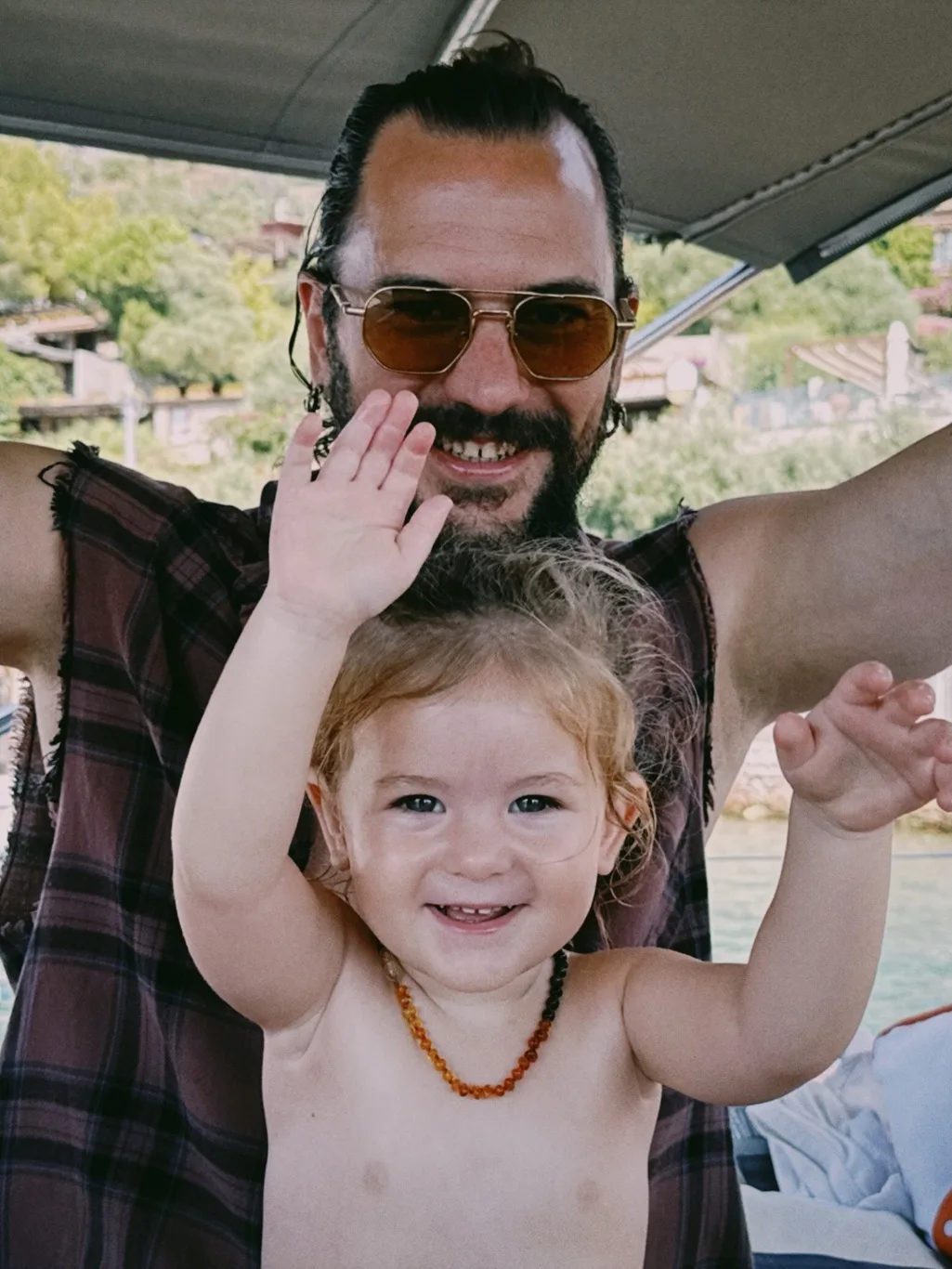 Meşhur oyuncunun aile tatili