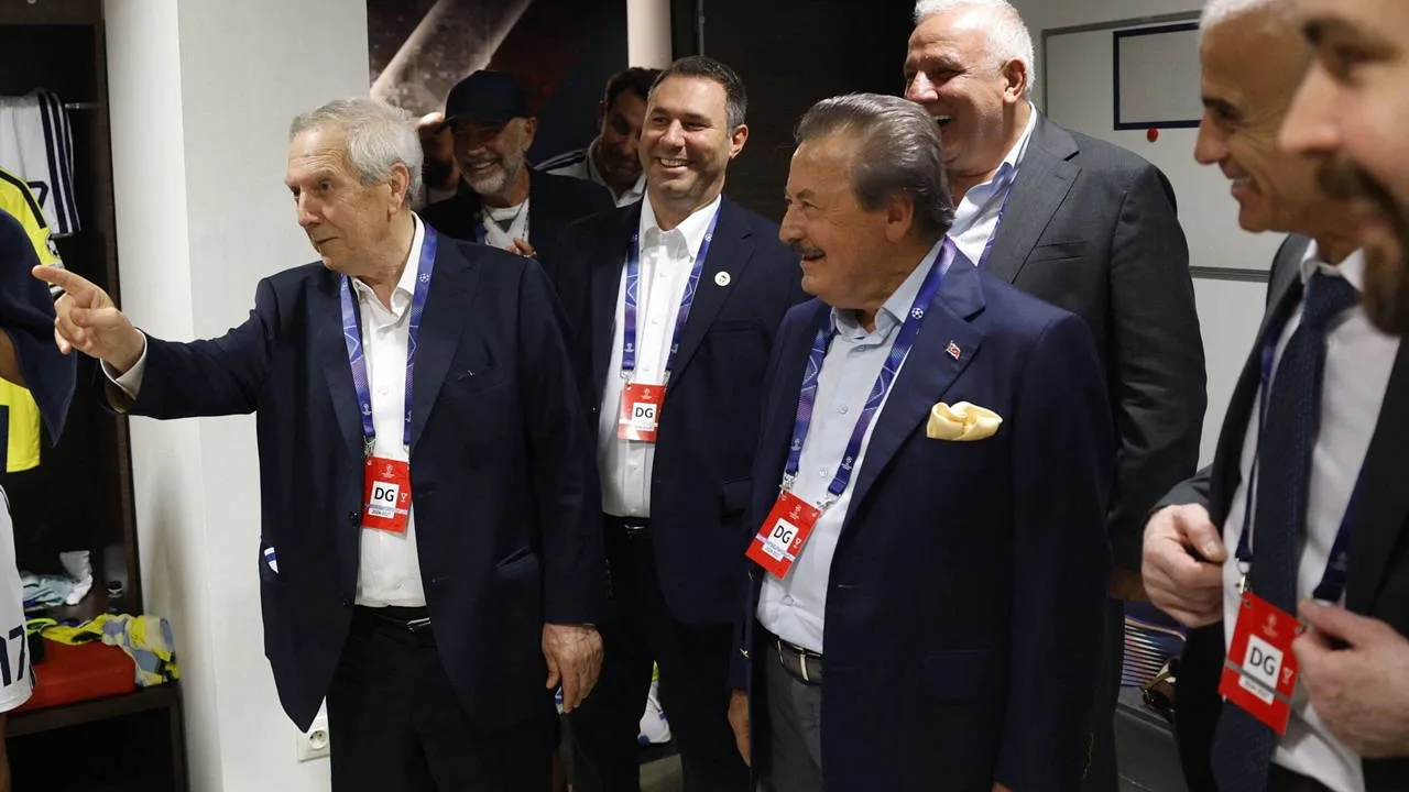 Aziz Yıldırım, Lyon maçı sonrası soyunma odasına indi: