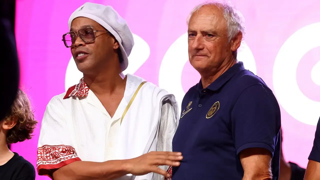 Ronaldinho 11 yıl sonra futbola geri dönüyor