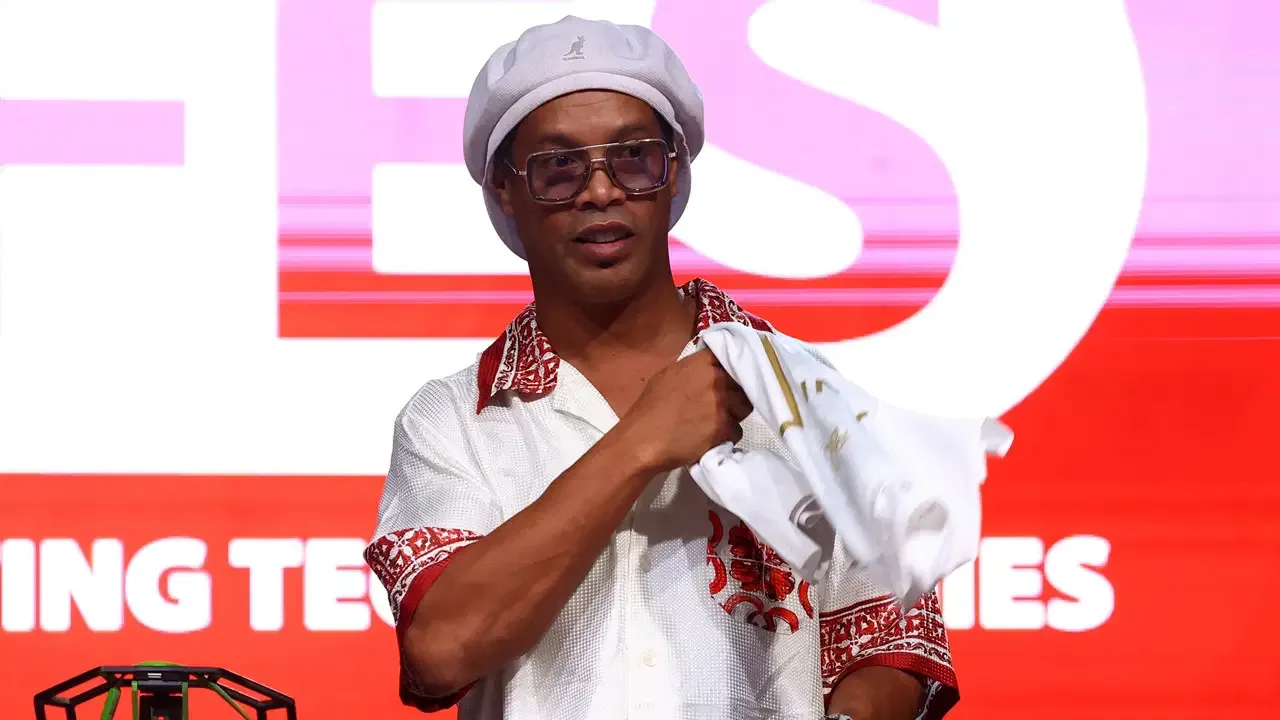Ronaldinho 11 yıl sonra futbola geri dönüyor