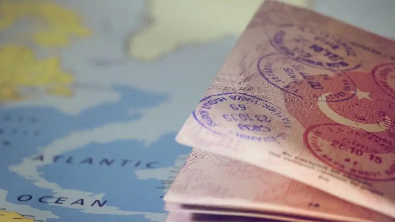 Yeşil ve gri pasaportta yeni dönem resmen başladı