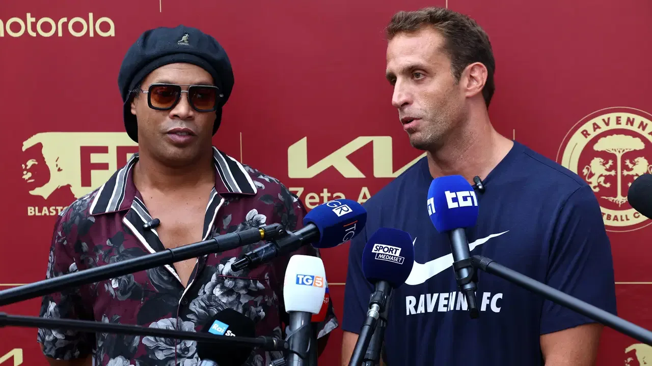 Ronaldinho 11 yıl sonra futbola geri dönüyor