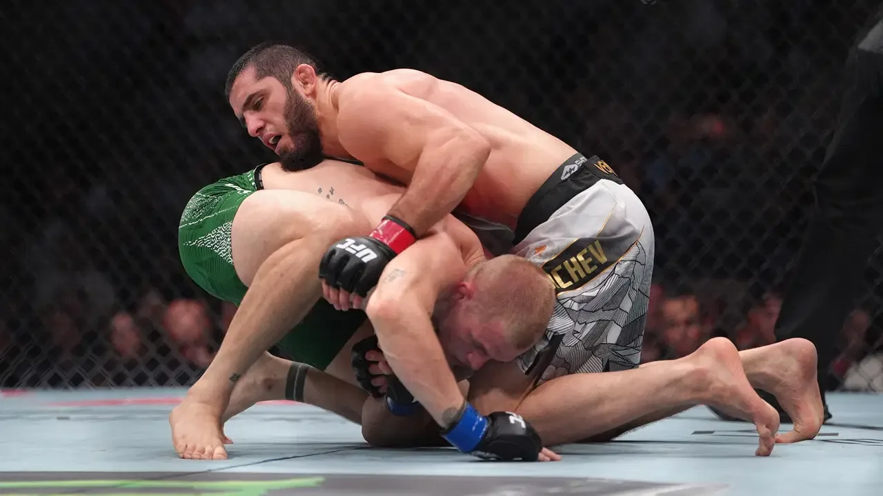UFC rekoru kırdı: Islam Makhachev, Ian Garry karşısında kemerini korudu