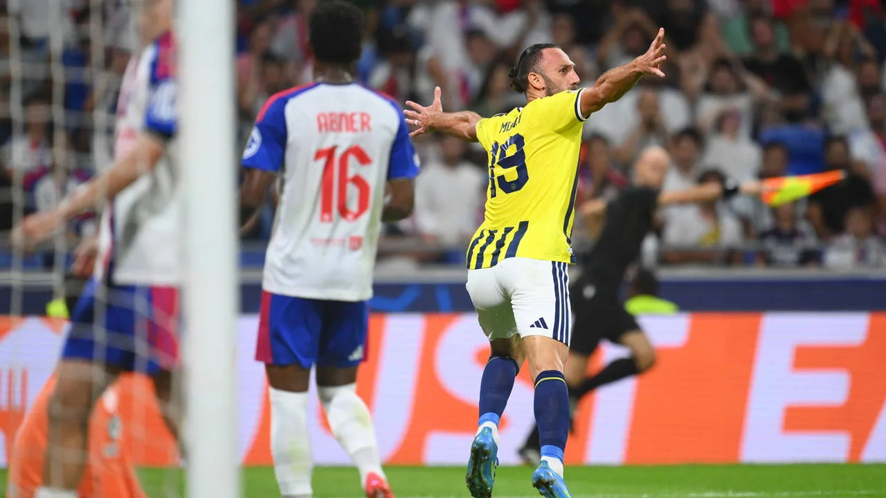 Aziz Yıldırım, Lyon maçı sonrası soyunma odasına indi: