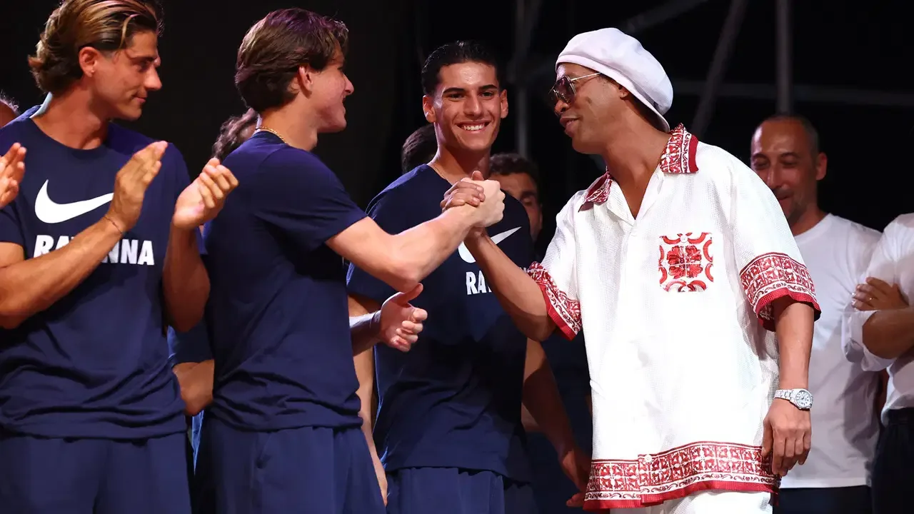 Ronaldinho 11 yıl sonra futbola geri dönüyor