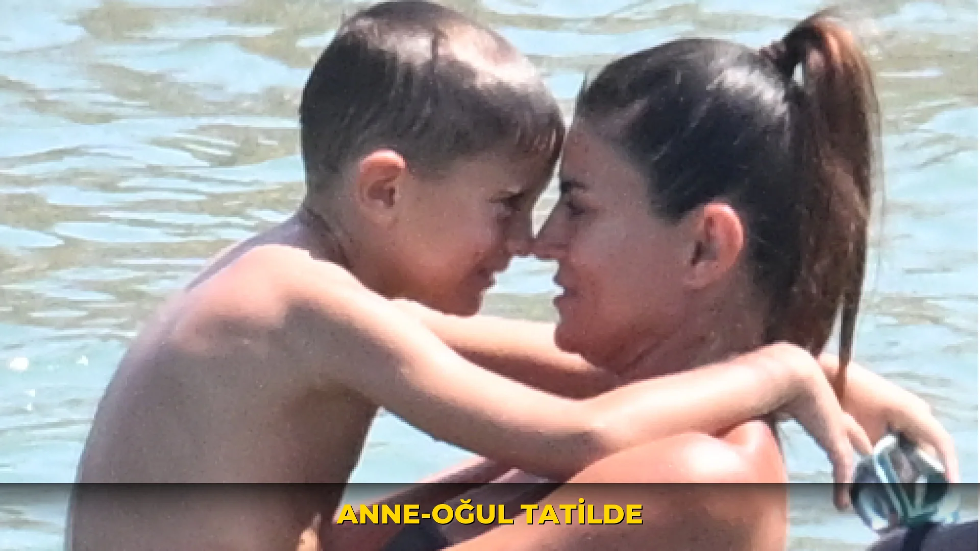 Anne-oğul tatilde