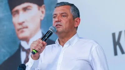 Esnafı ziyaret eden Özgür Özel'den emekli açıklaması: '8 çeyrek, 2 çeyreğe düştü!'