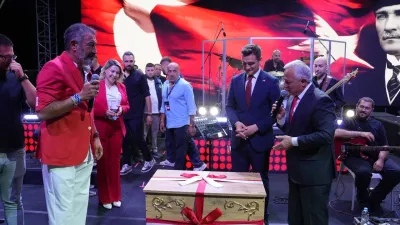 Hakan Altun’a sahnede ‘çeyiz sandığı’ hediye edildi