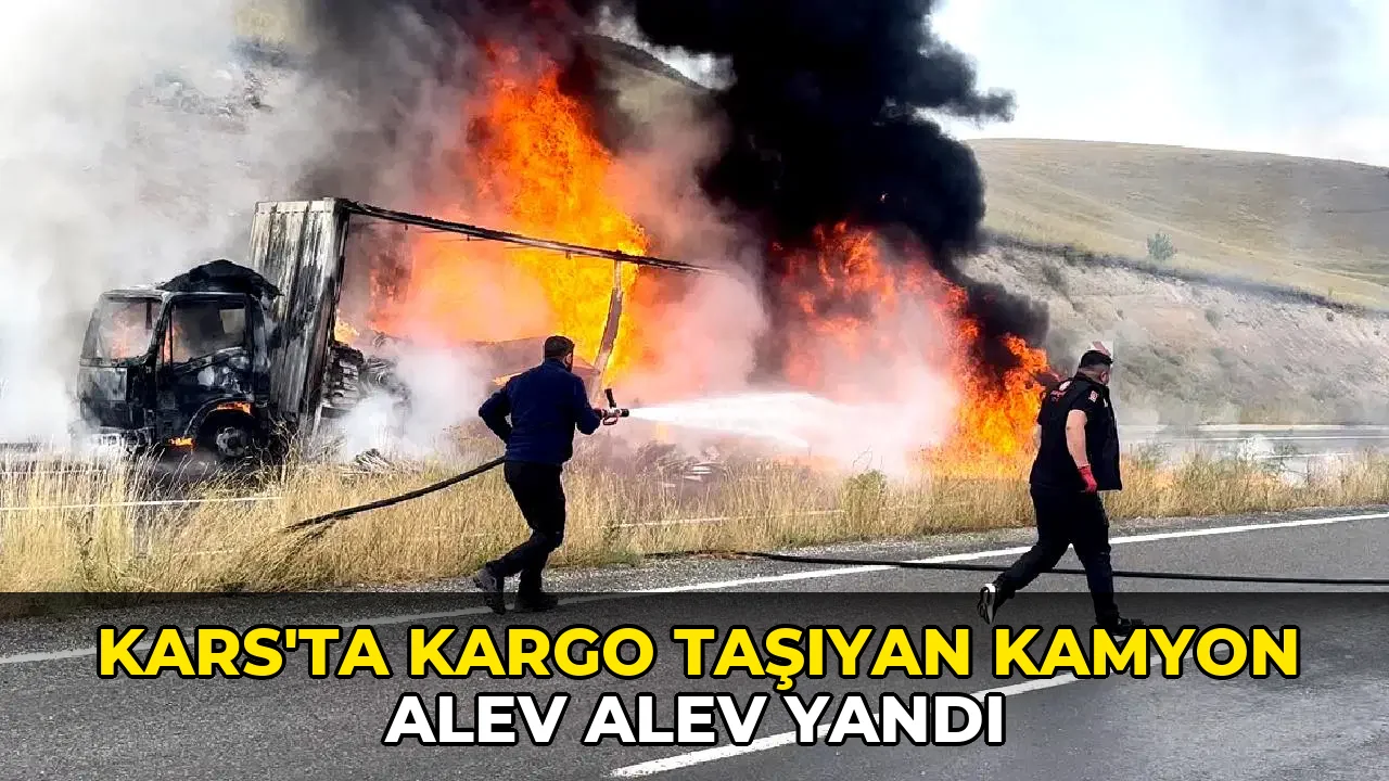 Kars'ta kargo taşıyan kamyon alev alev yandı