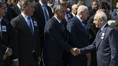 Kemal Kılıçdaroğlu ile Özgür Özel cenaze töreninde tokalaştı