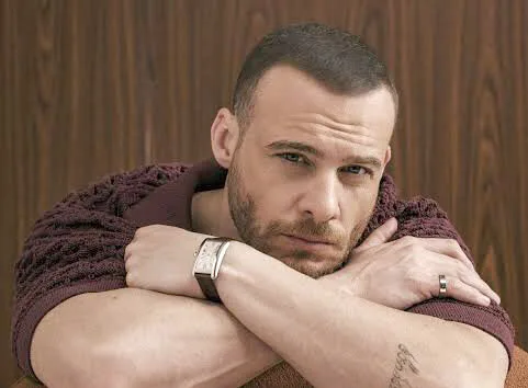 Kerem Bürsin sevenlerini korkuttu: Hastane odasından paylaştı