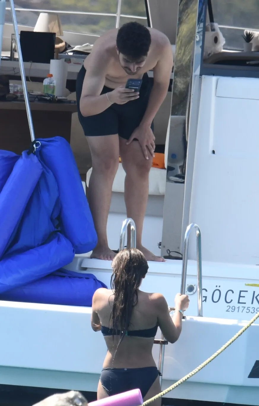Teknede aşk dolu tatil