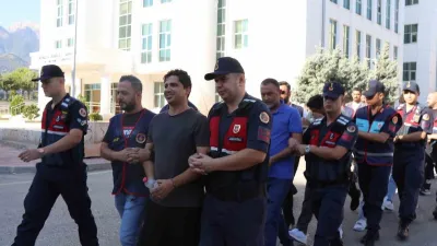 Sırıtarak girdiği adliye binasından tutuklanarak çıktı