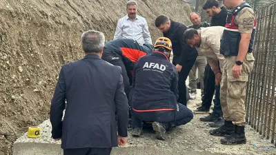 Yol genişletme çalışması yapılan alana uçan otomobildeki 3 kişi öldü