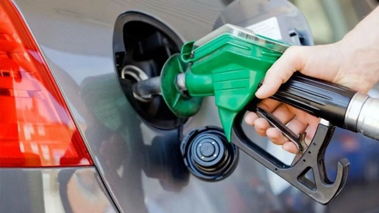 İstanbul akaryakıt fiyatlarıİstanbul Avrupa Yakası: Benzin litre fiyatı 80,40 TL, motorin litre fiyatı 96,30 TL, LPG litre fiyatı 34,99 TL.İstanbul Anadolu Yakası: Benzin litre fiyatı 80,20 TL, motorin litre fiyatı 96,10 TL, LPG litre fiyatı 34,40 TL.
