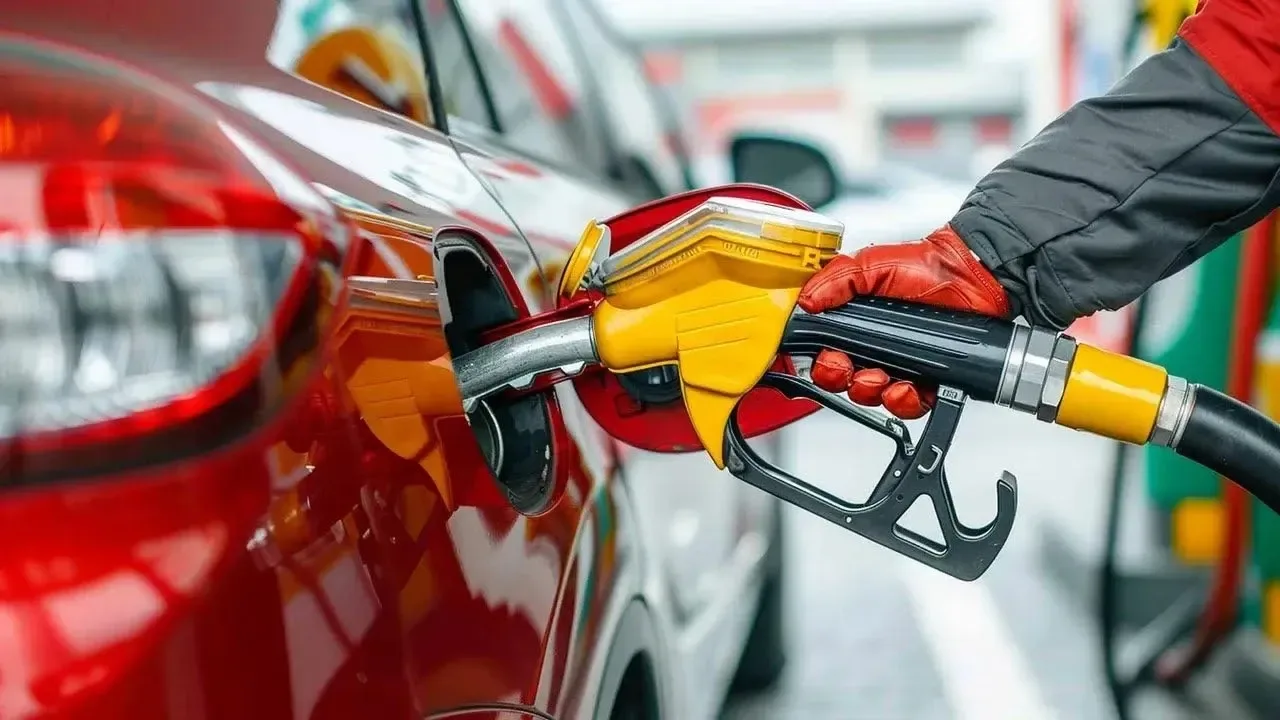 Akaryakıt fiyatları nasıl hesaplanıyor?Türkiye'de benzin ve motorin fiyatları belirlenirken; gümrüksüz rafineri fiyatına ÖTV ve EPDK payının eklenmesiyle KDV hariç rafineri satış fiyatı hesaplanıyor. Gümrüksüz rafineri fiyatı ise Akdeniz-İtalyan piyasasında yayımlanan günlük CIF Akdeniz ürün fiyatları ile günlük dolar kuru takip edilerek belirlenen tavan fiyat formülü üzerinden şekilleniyor. Dağıtım firmalarının uyguladığı serbest marj ve nakliye maliyetleri sebebiyle fiyatlar kentler ve istasyonlar arasında ufak farklılıklar gösterebiliyor.