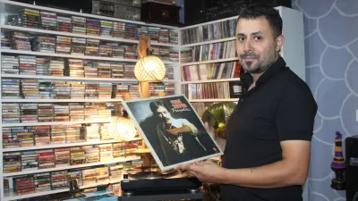 25 metrekarelik odada 15 bin plak, kaset ve CD'den koleksiyon oluşturdu