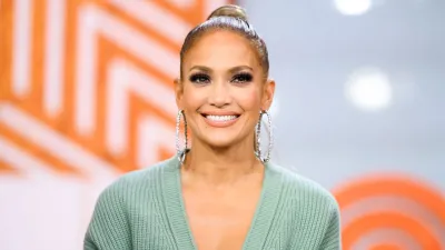 57 yaşındaki Jennifer Lopez’in fiziğini gören dönüp bir daha baktı