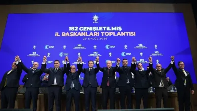 9 belediye başkanı AK Parti'ye katıldı! Rozetlerini Erdoğan taktı