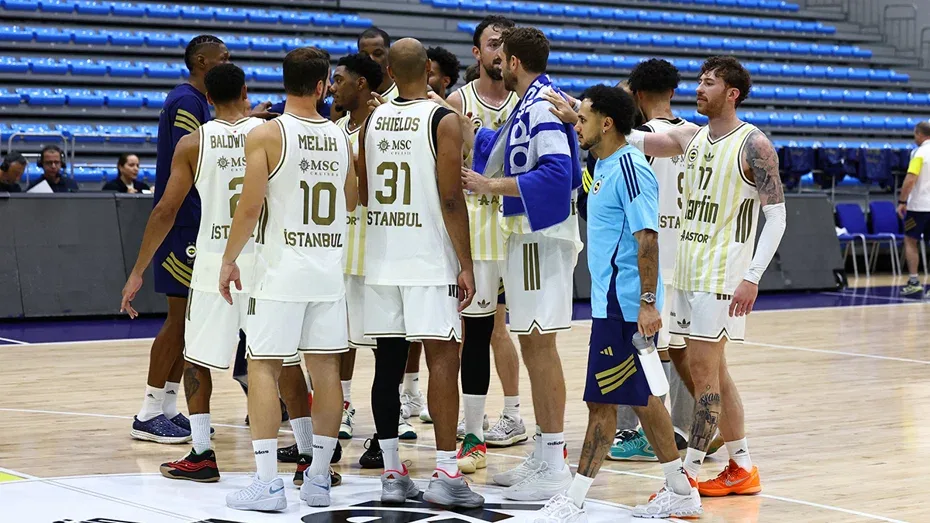EuroLeague Süper Kupa nerede oynanıyor?EuroLeague Süper Kupa organizasyonu, Birleşik Arap Emirlikleri'nin başkenti Abu Dabi'de bulunan Etihad Arena'da düzenleniyor. Organizasyonun yarı finalinde Olympiakos-Fenerbahçe Tarfin ve Dubai Basketbol-Real Madrid karşılaşmaları oynanacak.