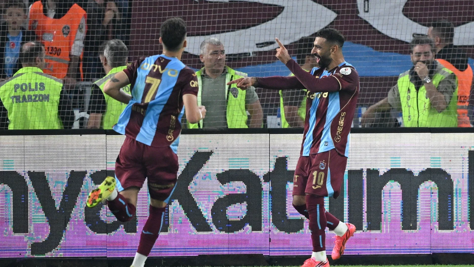 Salah hat-trick yaptıMaça damgasını vuran Trabzonspor'un süperstarı Mohamed Salah, maçta hat-trick yaparak gecenin kahramanı oldu. 1 asist de yapan Mısırlı yıldız 2021 yılından sonra ilk kez bir maçta hat-trick yaptı.