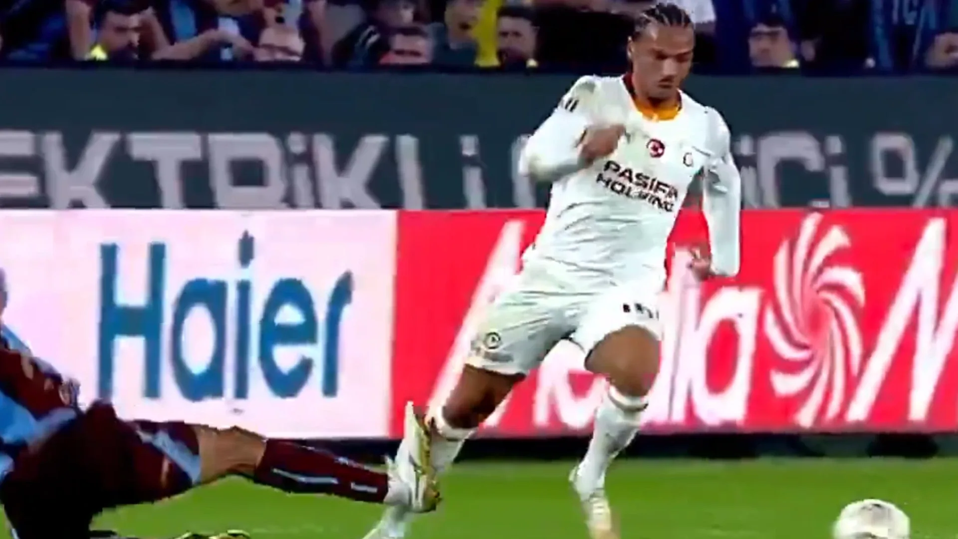 Maçın en çok konuşulan pozisyonu: Galatasaray kırmızı kart beklediMaçın en çok konuşulan pozisyonunda Savic, Leroy Sane'ye bir faul yaptı. Galatasaray oyuncular o anlarda hakeme kırmızı kart itirazında bulundu ancak Savic sarı kart gördü.