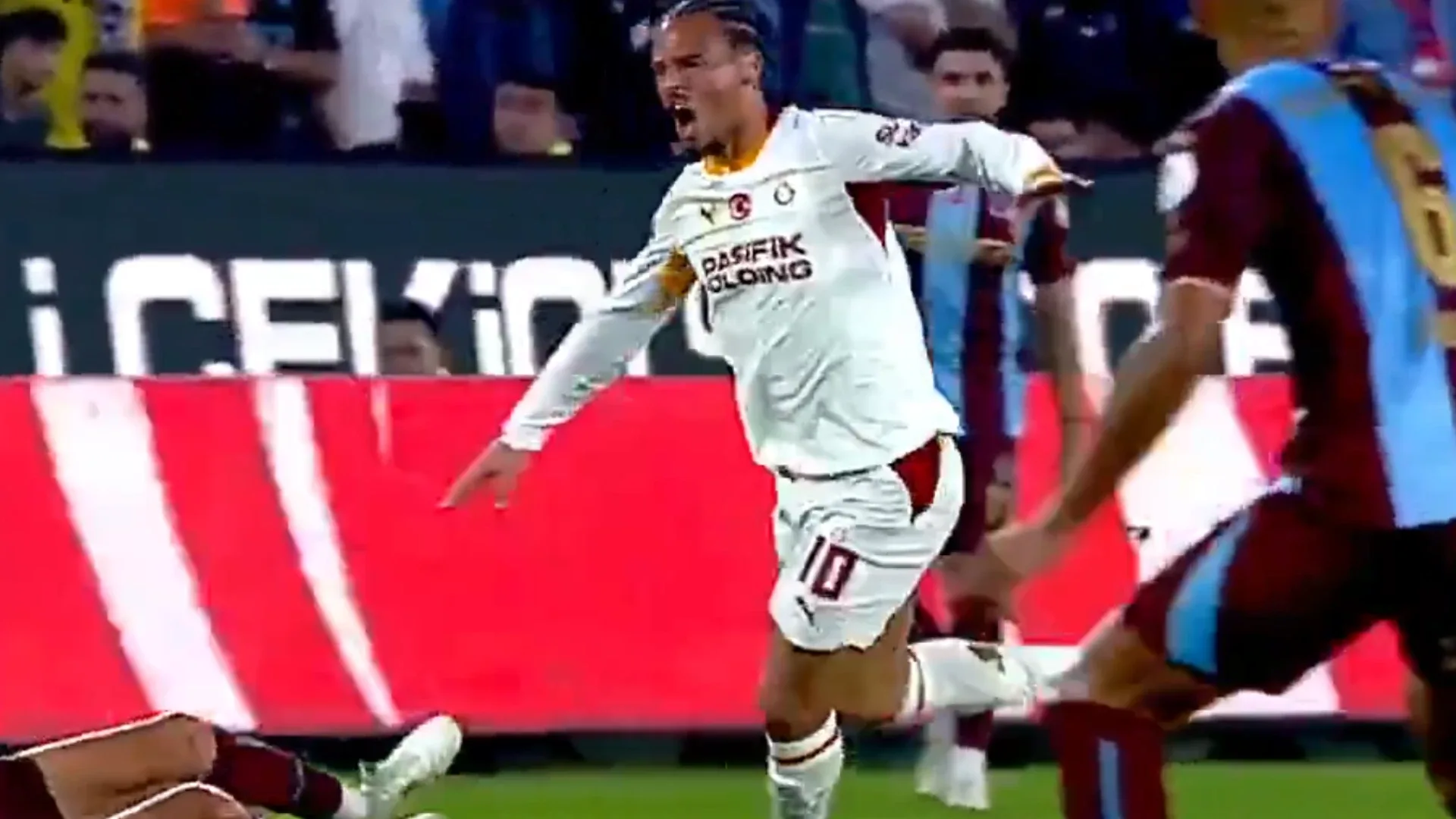 Acı içinde yerde kalan Sane de hakeme itirazda bulundu. Galatasaraylı taraftarlar bu pozisyon için sosyal medyada hakeme büyük tepki gösteren paylaşım yaptı.