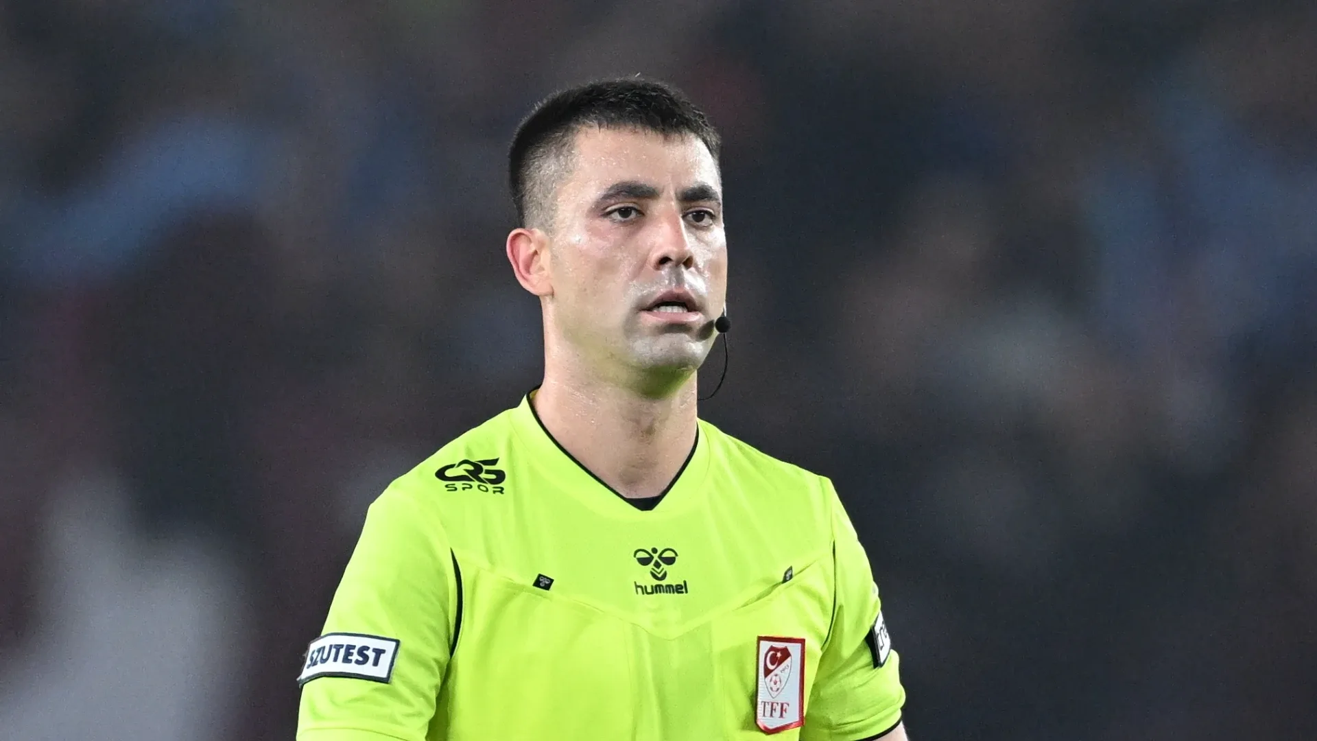 Ugochukwu kırmızı kart gördüMaçın hakemi Batuhan Kolak, VAR'ın uyarısı sonrası Lesley Ugochukwu'ya Ozan Tufan'a yaptığı sert faul sonrası verdiği sarı kartı iptal ederek kırmızı kart gösterdi.