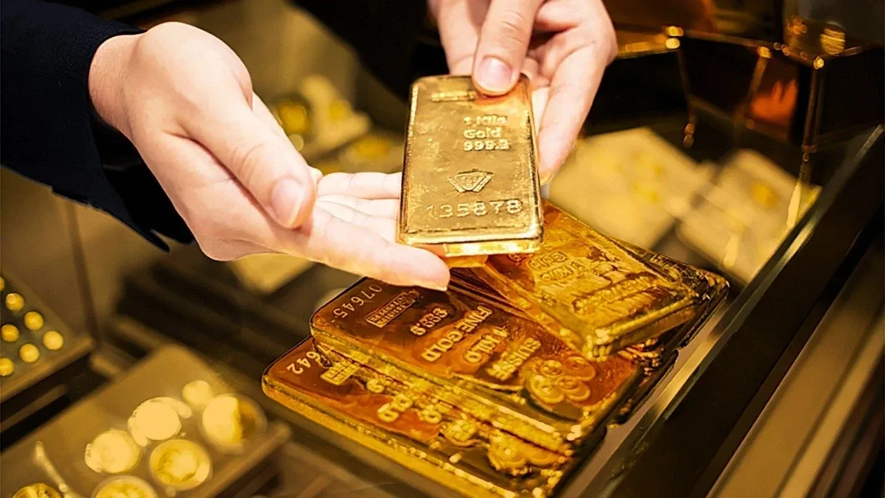 Yarım altın fiyatıYeni yarım altın 22.249 liradan alınırken 22.407 liradan satılıyor. Eski yarım altında ise alış 21.809 lira, satış 21.982 lira seviyesinde.