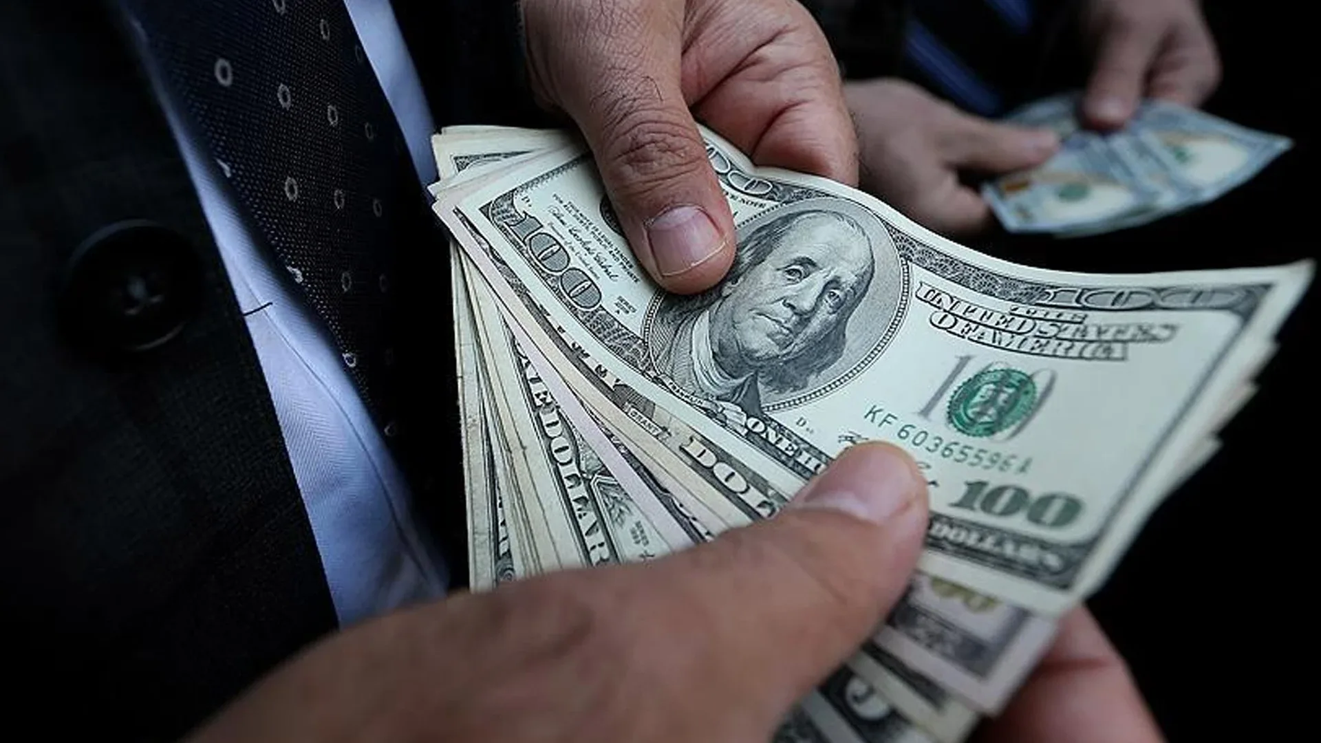 Petrol ve dolar altını desteklediEnflasyonist baskılar nedeniyle altın ve enerji fiyatları arasında güçlü bir ters korelasyon oluştuğuna dikkati çeken analistler, enerji fiyatlarındaki düşüşün altın piyasası üzerindeki baskıyı hafiflettiğini ifade ediyor.Ayrıca, ABD'nin 10 yıllık tahvil faizlerinde yaşanan aşırı tepkinin düzeltilmesinin altını desteklediği, ancak yüksek enflasyon ve faiz ortamının kısa vadede yukarı yönlü potansiyeli sınırlayabileceği kaydediliyor.