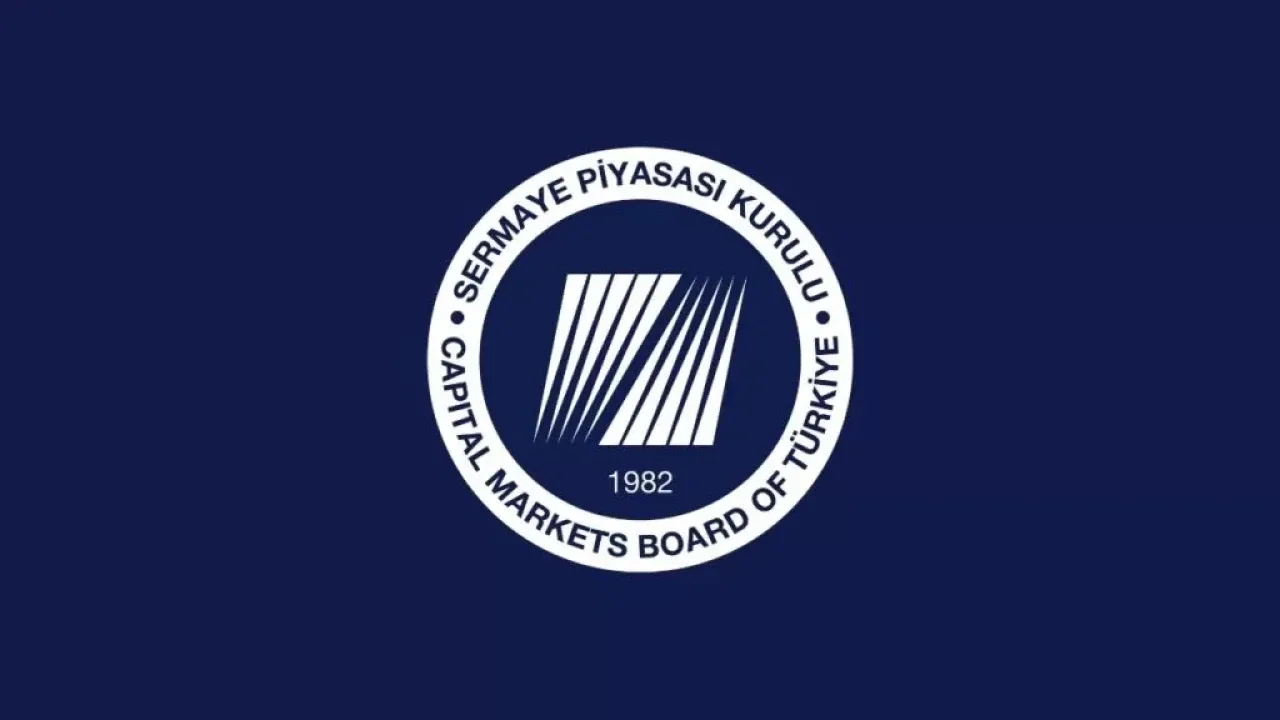 Fon tasfiyesi ne demek?Fon tasfiyesi; bir yatırım fonunun faaliyetinin sona erdirilmesi, portföyündeki hisse senedi, tahvil, bono, repo, altın ve benzeri varlıkların nakde çevrilmesi ile elde edilen tutarın katılma payı sahiplerine payları oranında dağıtılması sürecidir.Bu süreçte temel nokta, yatırımcının fon üzerindeki hak sahipliğinin ortadan kalkmamasıdır. Fon portföyündeki varlıklar satılır, fonun borçları ve tasfiye masrafları dikkate alınır; kalan tutar yatırımcılara sahip oldukları katılma payı oranında ödenir.Ancak tasfiye, normal bir fon satış emrinden farklı işler. Varlıkların hangi koşullarda ve ne kadar sürede nakde dönüşeceği, tasfiye takvimini ve nihai ödeme tutarını etkileyebilir. Bu nedenle yatırımcıların yalnızca sosyal medya paylaşımlarını değil; SPK, KAP, TEFAS, saklayıcı kuruluş ve fon kurucusunun resmi bildirimlerini izlemesi önem taşıyor.