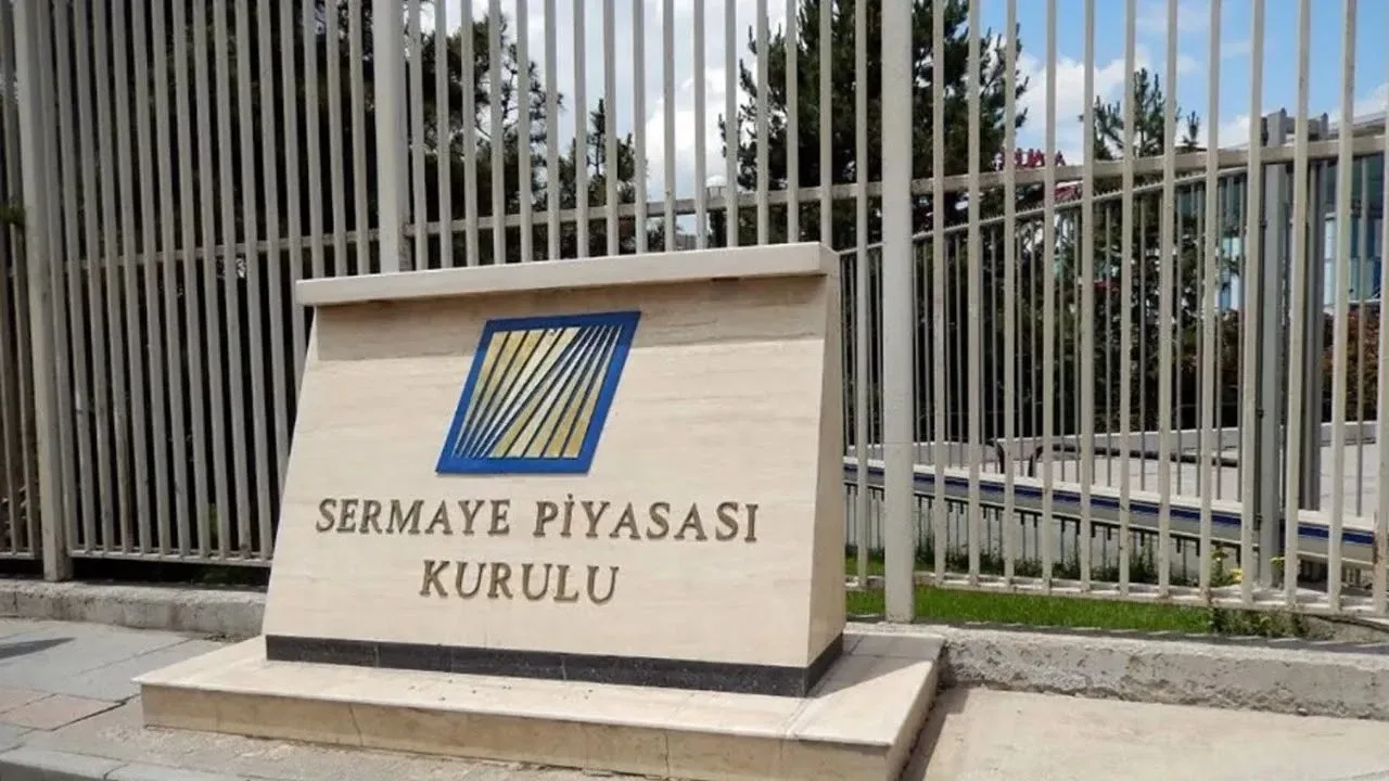 Kapatılan fonlar hangi portföy şirketlerine ait?SPK kararında tasfiye kapsamına alınan fonlar şu yedi portföy yönetim şirketi altında toplandı:Tera Portföy Yönetimi A.Ş.Pusula Portföy Yönetimi A.Ş.Hedef Portföy Yönetimi A.Ş.Atlas Portföy Yönetimi A.Ş.A1 Portföy Yönetimi A.Ş.Pardus Portföy Yönetimi A.Ş.Bulls Portföy Yönetimi A.Ş.Listede; para piyasası fonları, katılım fonları, hisse senedi yoğun serbest fonlar, istatistiksel arbitraj fonları ve özel fonlar bulunuyor. Toplam 130 fon için tasfiye kararı verildi.