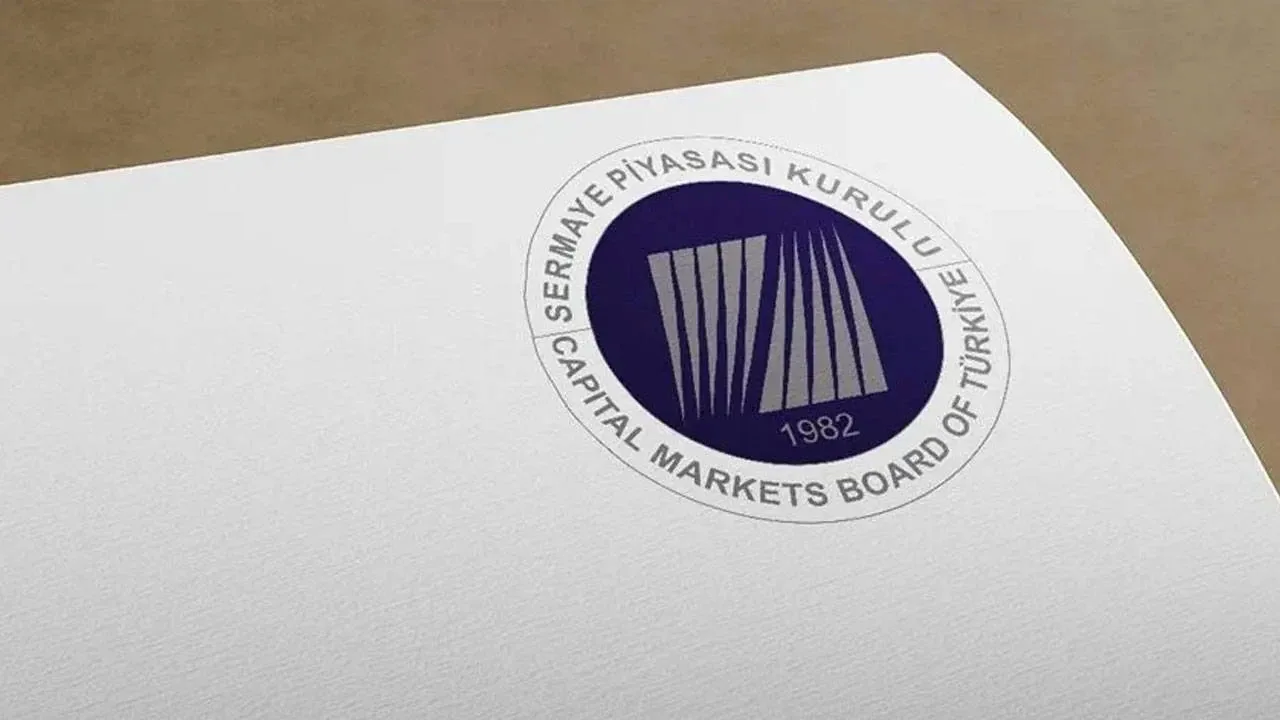 Fon tasfiye edilirse yatırımcının parası ne olur?Tasfiye sürecinde yatırımcının fon katılma payları kaybolmaz. Süreç genel olarak şu adımlarla ilerler:Fonun TEFAS üzerindeki alım ve satım işlemleri durdurulur.SPK'nın belirlediği tasfiye yöntemi uygulanır.Fon portföyündeki varlıklar nakde çevrilir.Fonun borçları, yükümlülükleri ve tasfiye giderleri hesaplanır.Kalan tutar, yatırımcılara katılma payı oranında dağıtılır.Ödeme takvimi her fon için aynı olmayabilir. 