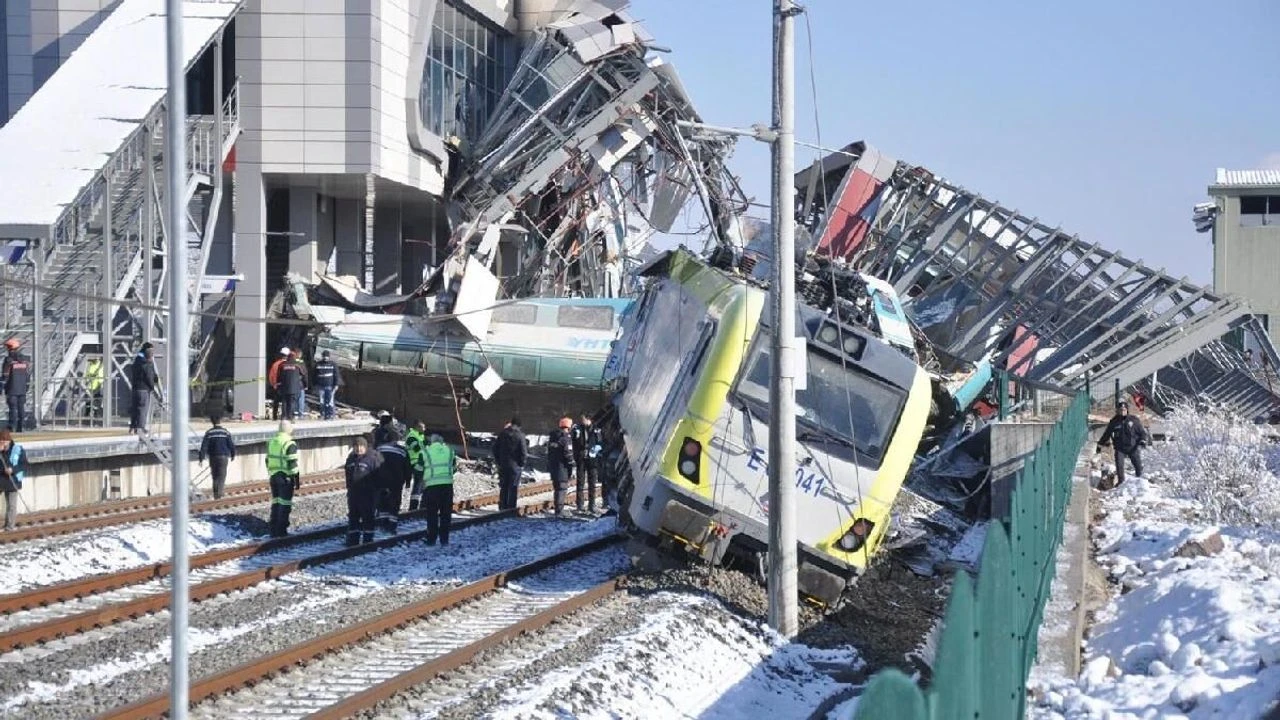 Ankara'da 9 kişinin hayatını kaybettiği YHT kazası davası ertelendi!