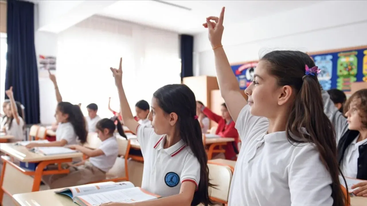 Yarıyıl tatili ne zaman?Halk arasında sömestir veya 15 tatil olarak bilinen yarıyıl tatili takvimi de netlik kazandı. Buna göre:Yarıyıl tatili başlangıcı: 25 Ocak 2027 PazartesiYarıyıl tatili bitişi: 5 Şubat 2027 Cumaİkinci dönemin başlangıcı: 8 Şubat 2027 Pazartesi