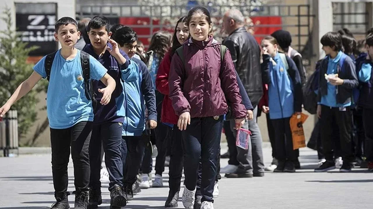 Okullar ne zaman kapanıyor?MEB takvimine göre 2026-2027 eğitim ve öğretim yılı maratonu, 25 Haziran 2027 Cuma günü karnelerin dağıtılmasıyla resmen noktalanacak ve öğrenciler için uzun yaz tatili başlayacak.