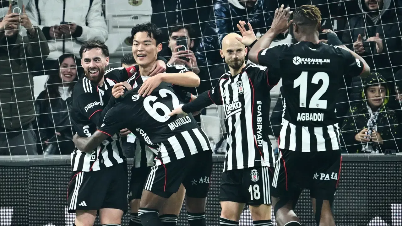 Beşiktaş-Marsilya muhtemel 11'lerBeşiktaş: Nübel, Murillo, Agbadou, Emirhan, Rıdvan, Salih, Olaitan, Cerny, Orkun, İlhan, Vlahovic.Marsilya: De Lange, Weah, Riley, Aguerd, Emerson, Abdelj, Abdelli, Höjbjerg,Gomes, Paixao, Harit, Gouiri.