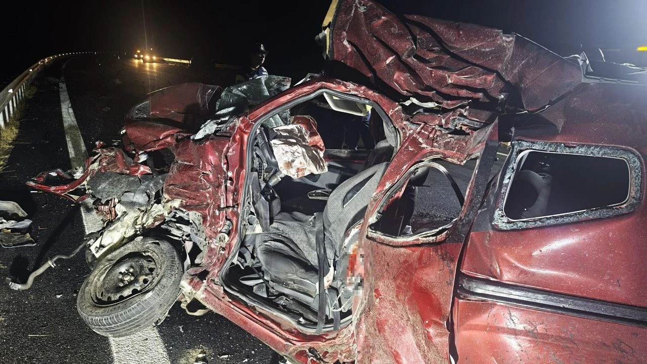 Aydın'da TIR ile hafif ticari araç çarpıştı: 3 ölü