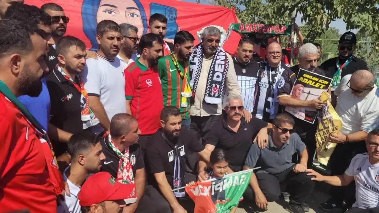 Beşiktaş taraftar grubu Çarşı'dan Narin ve Rojin'in mezarlarına ziyaret
